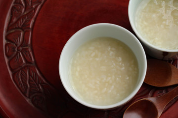 蕎麦猪口に入った甘酒とスプーン