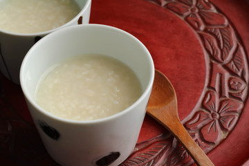 蕎麦猪口に入った甘酒とスプーン