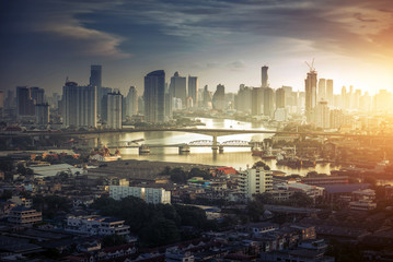 Obraz premium Pejzaż Bangkok. Wgląd nocy Bangkoku w dzielnicy biznesowej. o zmierzchu