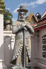 Obraz premium Giant is in Wat Pho that is a sculpture at the entrance to the temple or the tetrahedron. In the literature of Ramayana