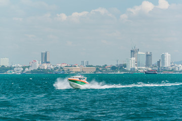 Bateau de vitesse touristique courant sur la mer dans la baie de Pattaya