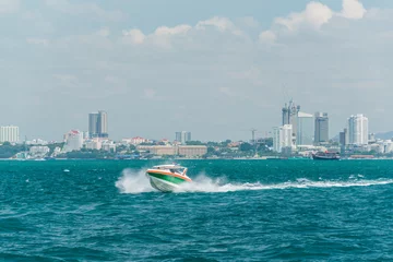 Crédence de cuisine en verre imprimé Sports nautique Bateau de vitesse touristique courant sur la mer dans la baie de Pattaya