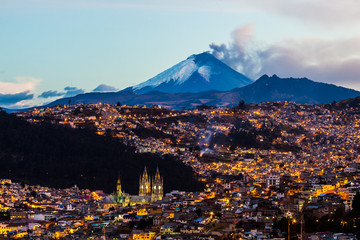 Quito and Cotopaxi - obrazy, fototapety, plakaty