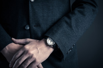 スーツを着た男性のボディーパーツ