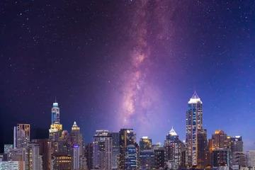 Fototapete Lila Milchstraßengalaxie mit Sternen und Weltraumstaub im Universum über der Nachtstadt