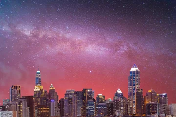 Fototapete Rosa Milchstraßengalaxie mit Sternen und Weltraumstaub im Universum über der Nachtstadt