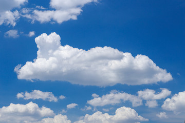 Obraz na płótnie Canvas white cloud in the blue sky