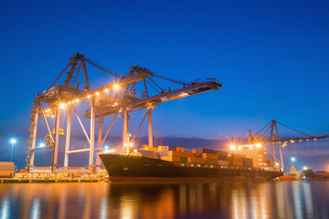 Obraz premium Shipping terminal and logistics yard at twilight.