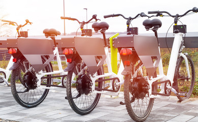 E-Bikes laden Akkus an Ladestation / Pedelecs