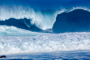 déferlante bleue à l'Etang-Salé-les-Bains, île de la Réunion 