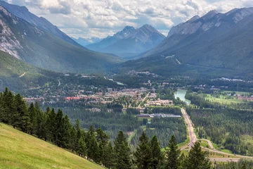 Fototapeten Stadt Banff im Tal zwischen den Bergen, Alberta, Kanada. © lucky-photo