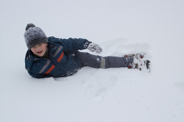 Fototapeta na wymiar boy fell to the snow