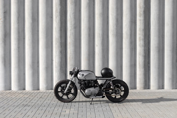 Obraz premium Motocykl z hełmem na nim
