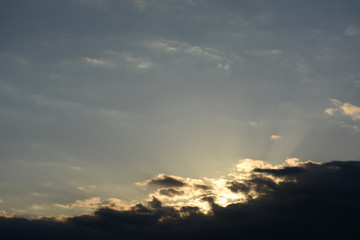 Naklejka na ściany i meble 空に広がる太陽の日差し・夕方「雲の風景」