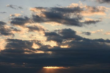 美しい光景・夕日に染まる雲と雲間からの日差し「雲の風景」（神々しい、天国、神の国、明日への希望などのイメージ）
