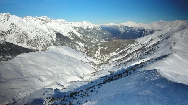 Vue aérienne d'un vallée enneigée des alpes - 4K