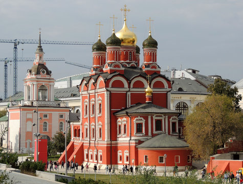 Красные церкви москвы