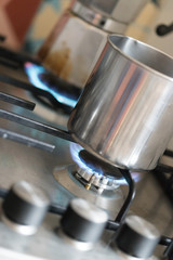 Metalltopf auf Gasflamme, Herd 