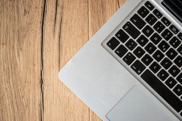 Laptop auf rustikalem Holzuntergrund, Textfreiraum