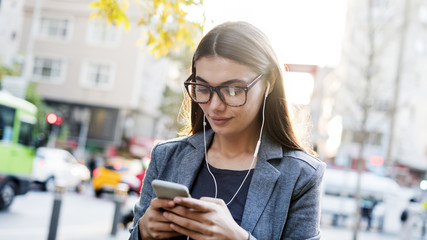 Fototapeta premium Businesswoman hand using mobile phone in outdoors