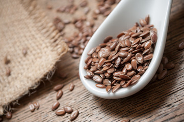 graines de lin sur table en bois