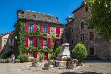 Village de Sainte Eulalie d' Olt au bord de la rivière Lot , en Aveyron , France