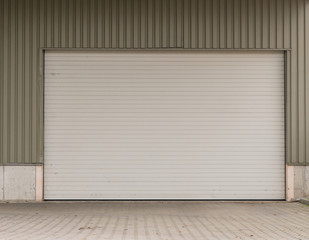 Großes Tor einer Lagerhalle