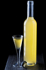 Limoncello italiano o licor de aguardiente de limón