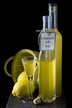 Limoncello italiano o licor de aguardiente de lim&oacute;n