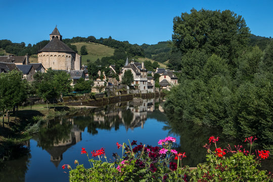 Village de Sainte Eulalie d' Olt au bord de la rivi&egrave;re Lot , en Aveyron , France