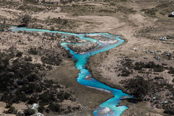Rio de color azul intenso