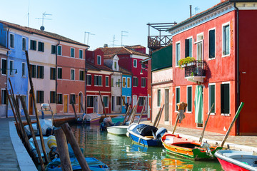Fototapeta na wymiar Colorful houses and boats in Burano, Venice Italy.