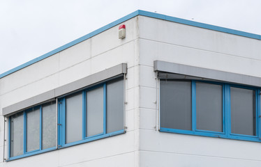 Fenster mit blauem Rahmen