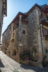 Village de Sainte Eulalie d' Olt au bord de la rivière Lot , en Aveyron , France