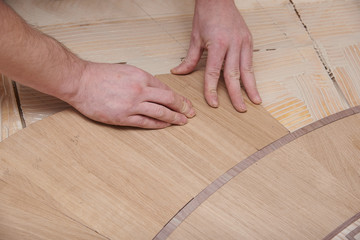 The carpenter installs one of the decorative elements of the parquet.
