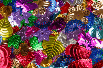 Fototapeta na wymiar Sequins multicolores de différentes formes