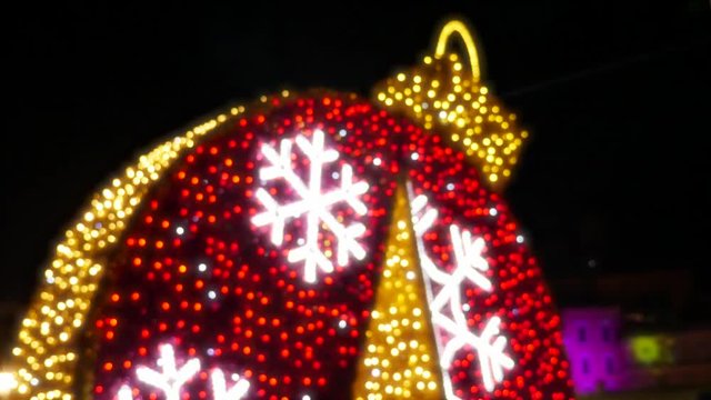4k da sfocato a fuoco - Luci di natale a forma di decorazione natalizia