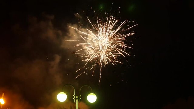 4k Loop fuochi d'artificio in citt&agrave; con audio