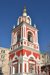 Obraz premium Baroque bell tower (1818) of church of St. George on Pskov Hill (1657-1658), Moscow, Russia