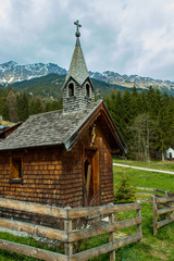 Fototapeta na wymiar wodden chapel in the moutains auf Austria