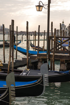 Atardecer de invierno gondolas Venezia Italia