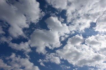 青空と雲「空想・雲のモンスターたち（中央のモンスターに集まるモンスターの仲間たちのイメージ）」（人気者、中心、注目を集めるなどのイメージ）