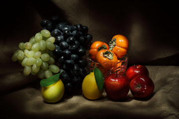 Осенние фрукты на мешковине.