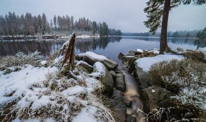 Blick auf den Oderteich im Schnee