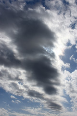 Fototapeta premium 青空と雲から透けて見える太陽「空想・雲のモンスター【地上を見下ろすドラゴン（太陽が目）などのイメージ】」
