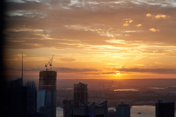 Naklejka premium Beautiful city sunset in Manhattan with construction seen from the Top of the Rock.
