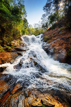 Fototapeta Piękny widok na wodospad Datanla z krystalicznie czystą wodą XXL
