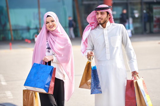 Young muslim couple shopping