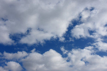 Obraz premium 青空と雲「雲の風景」（空の川、枝分かれ、分岐などのイメージ）