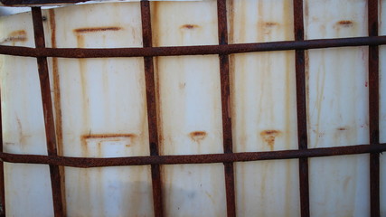 embalagem plastica com grade de metal enferrujados